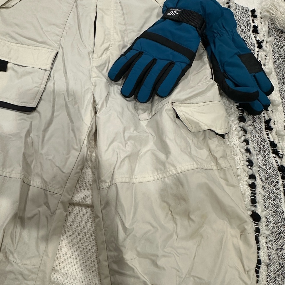 Ski snowboard pants and gloves combo!! Fits a women's M. - Picture 4 of 10